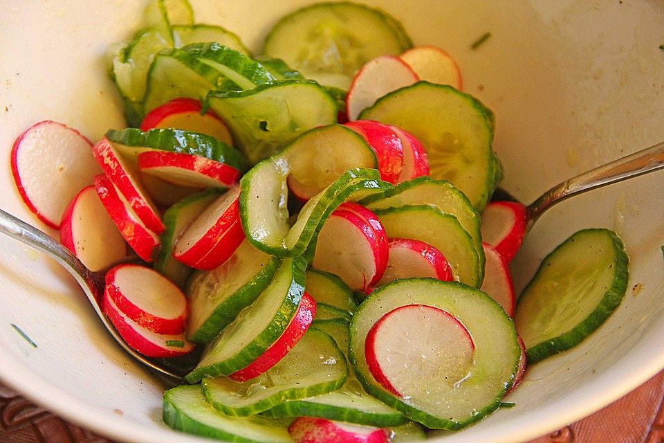 Gurkensalat mit Radieschen