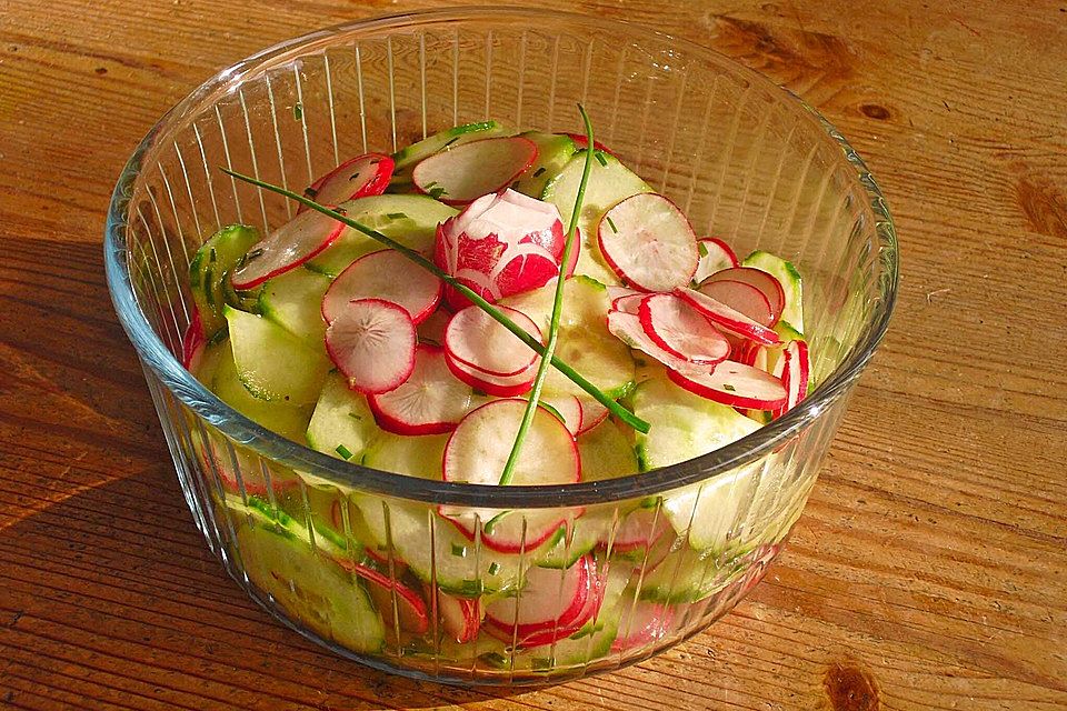 Gurkensalat mit Radieschen