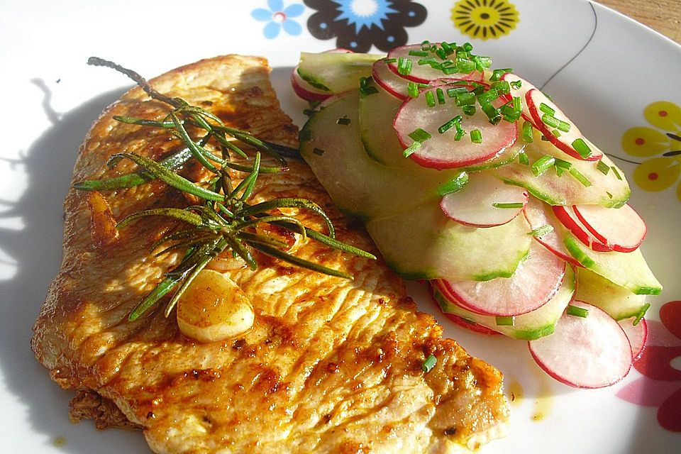 Gurkensalat mit Radieschen