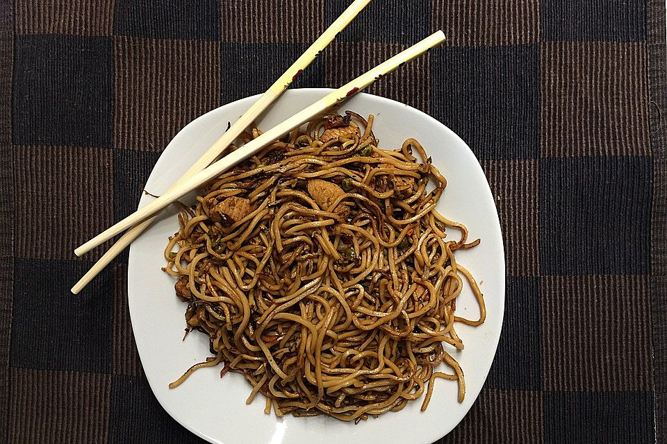 Chinesische Nudeln mit Hähnchen