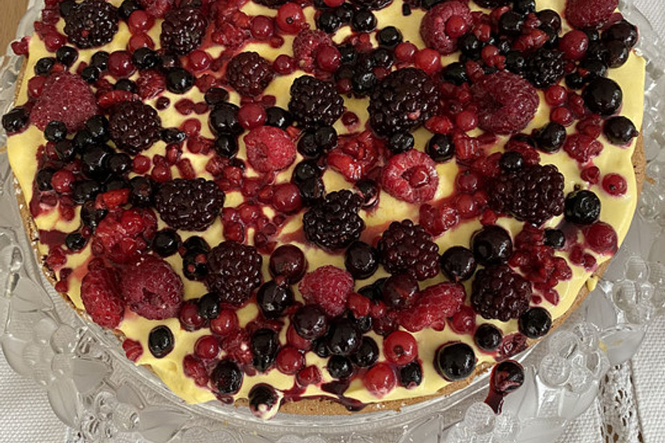 Schokoladenkuchen mit gemischten Beeren