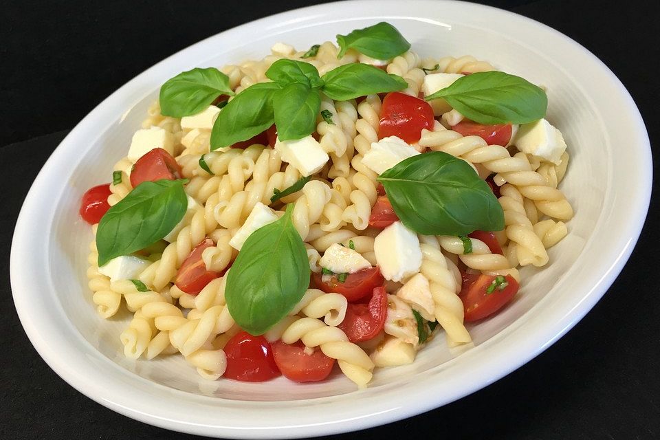 Nudelsalat  mit Tomate und Mozzarella