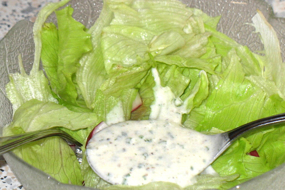 Joghurtdressing mit frischen Kräutern