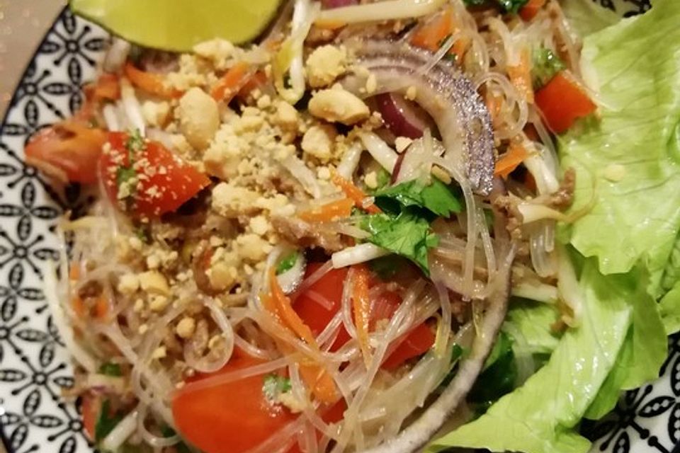 Thailaendischer Glasnudelsalat