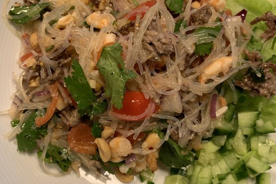 Thailaendischer Glasnudelsalat