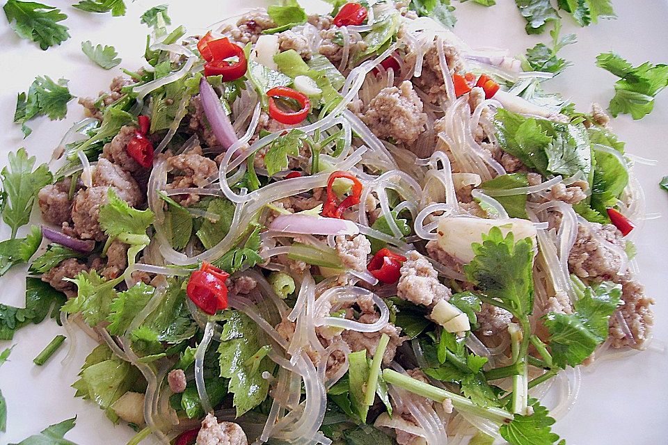 Thailaendischer Glasnudelsalat