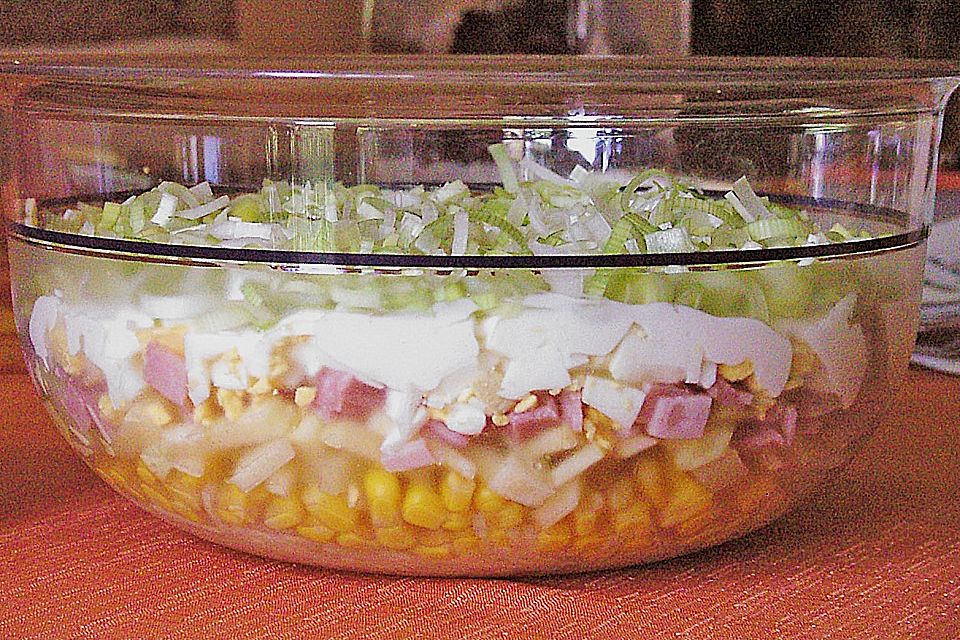 Fruchtig-pikanter Schichtsalat