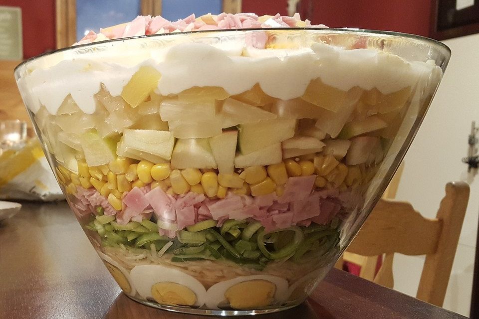 Fruchtig-pikanter Schichtsalat