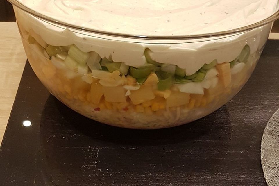 Fruchtig-pikanter Schichtsalat