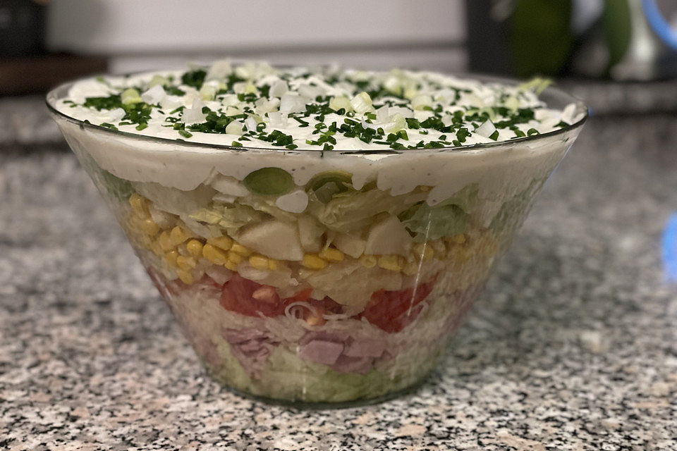 Fruchtig-pikanter Schichtsalat