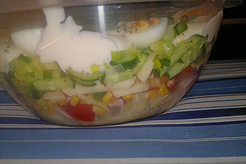 Fruchtig-pikanter Schichtsalat