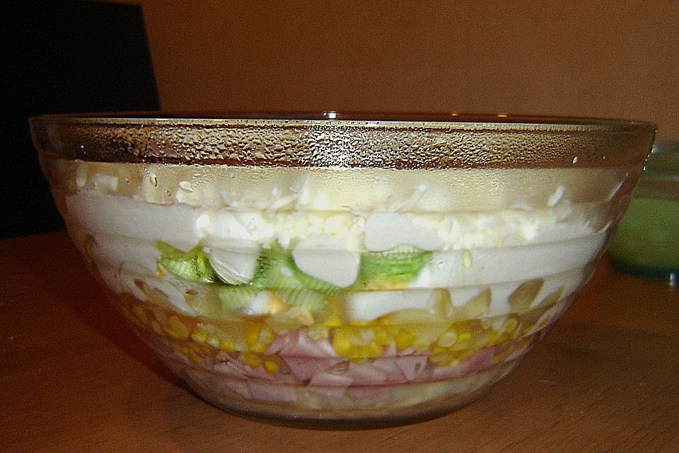 Fruchtig-pikanter Schichtsalat