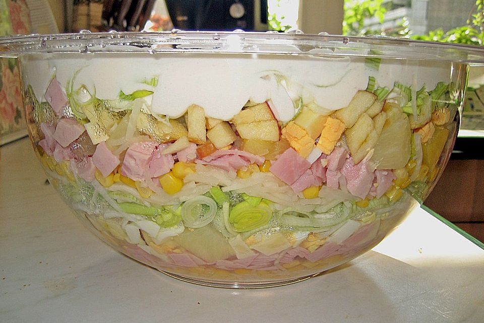 Fruchtig-pikanter Schichtsalat