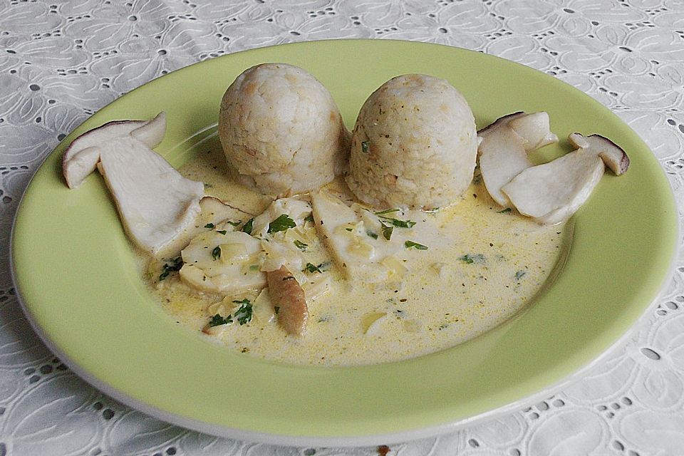 Semmelknödel mit Pilzragout