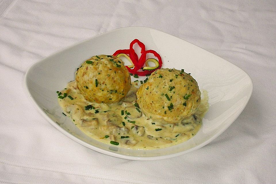 Semmelknödel mit Pilzragout