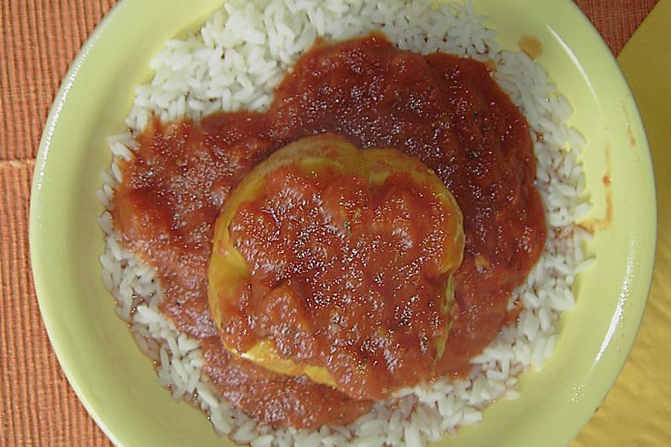 Gefüllte Paprika in Tomatensoße