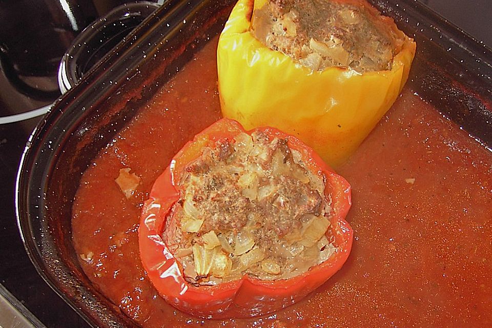 Gefüllte Paprika in Tomatensoße