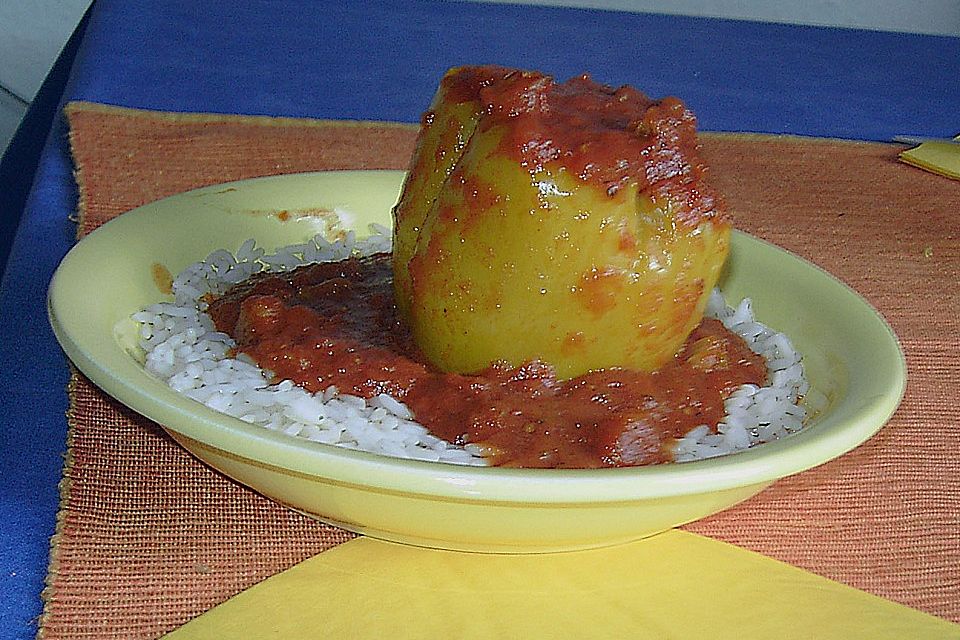 Gefüllte Paprika in Tomatensoße