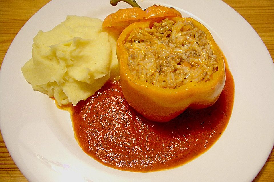 Gefüllte Paprika in Tomatensoße