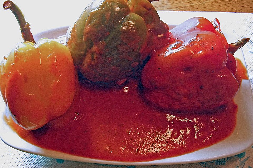 Gefüllte Paprika in Tomatensoße