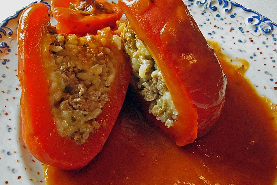 Gefüllte Paprika in Tomatensoße