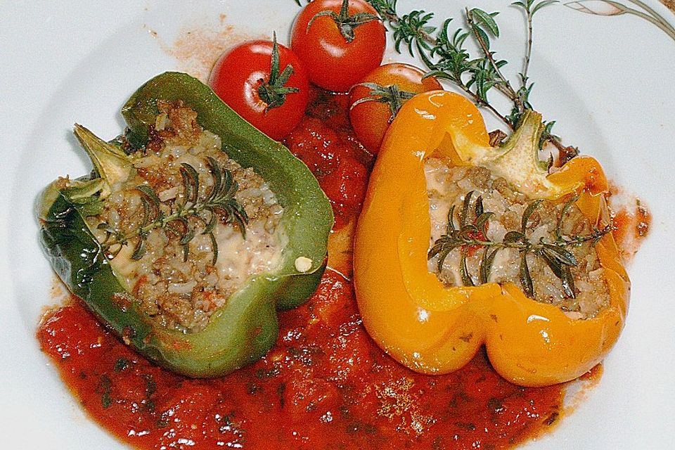 Gefüllte Paprika in Tomatensoße