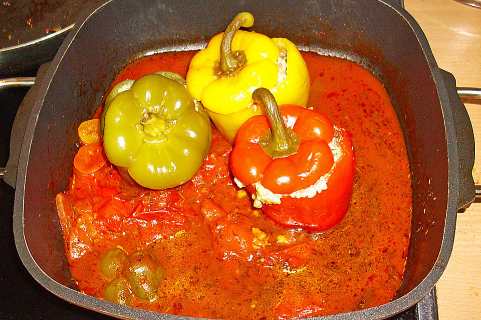 Gefüllte Paprika in Tomatensoße