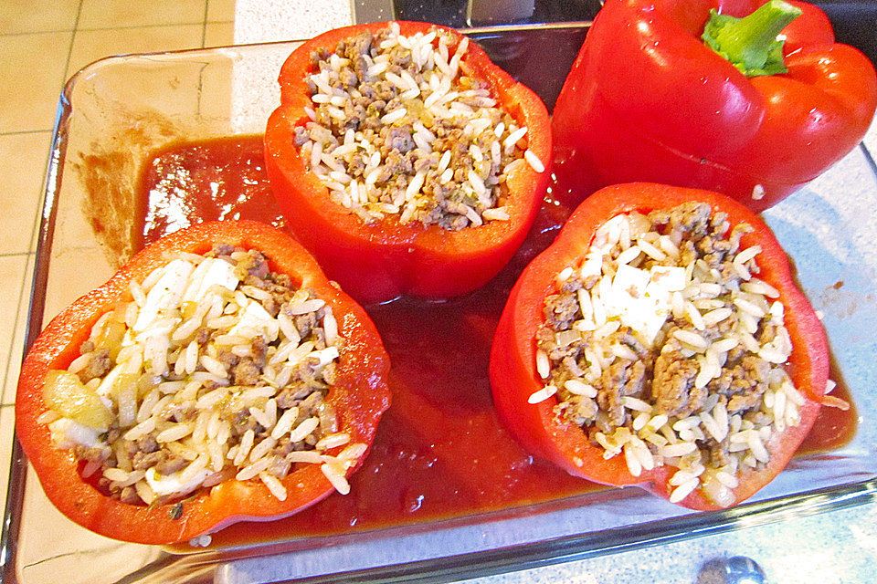 Gefüllte Paprika in Tomatensoße