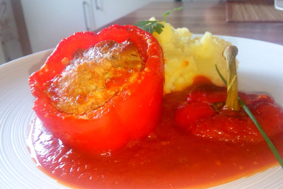 Gefüllte Paprika in Tomatensoße