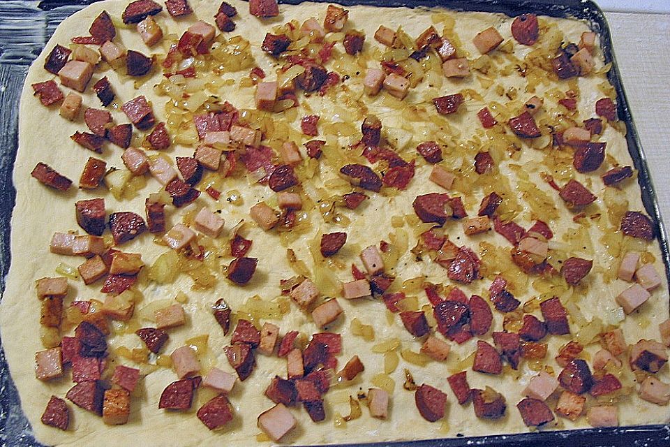 Sauerkraut-Pizza mit Wurst