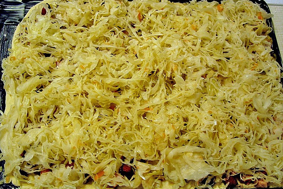 Sauerkraut-Pizza mit Wurst