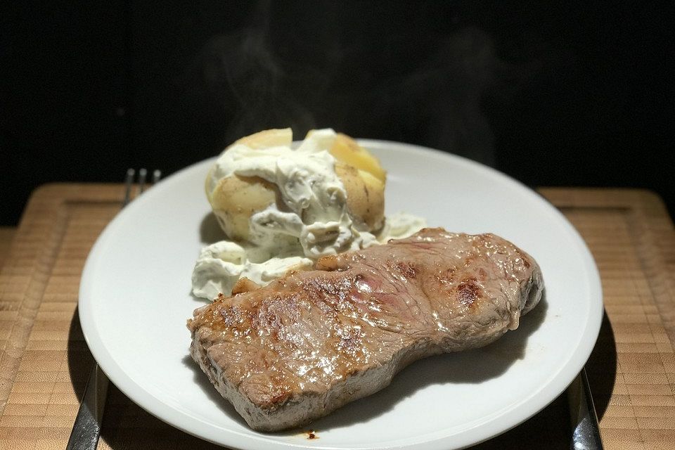 Rindersteak mit Knoblauch - Schmandsoße