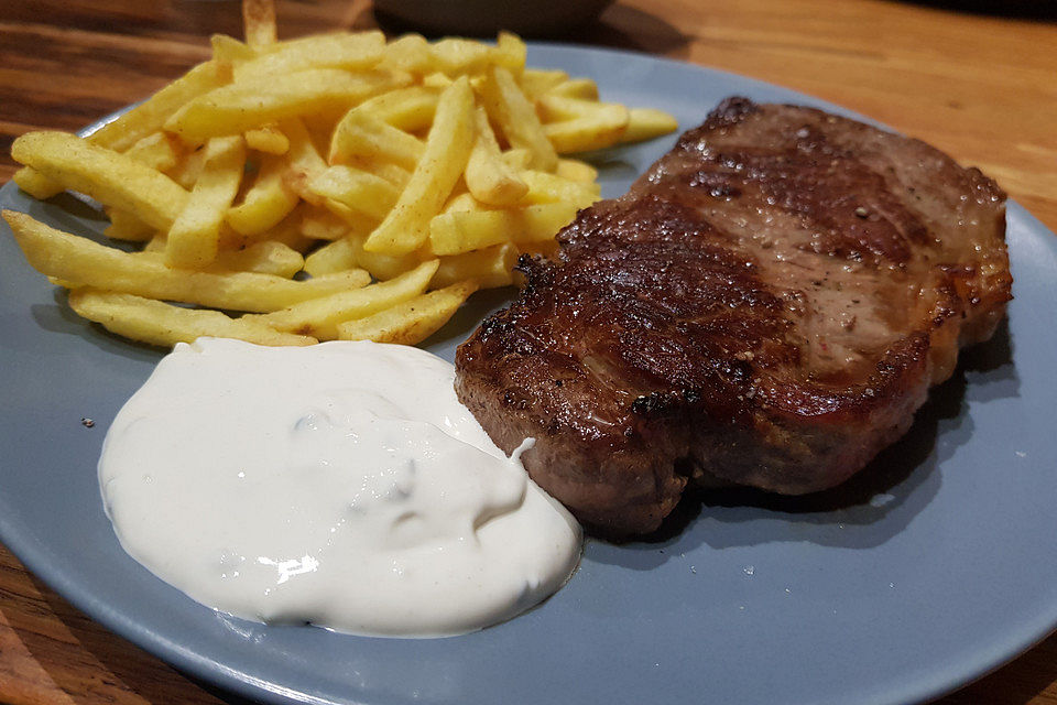 Rindersteak mit Knoblauch - Schmandsoße