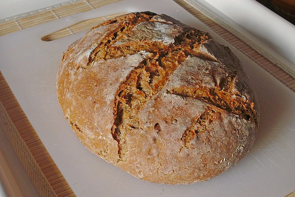 Roggenschrotbrot mit Nüssen