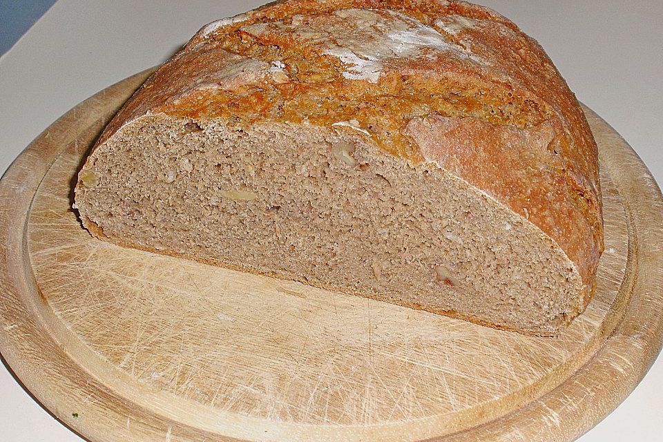 Roggenschrotbrot mit Nüssen