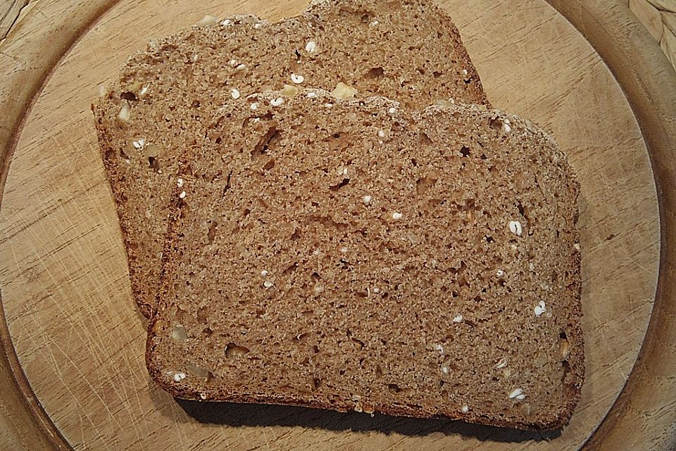 Roggenschrotbrot mit Nüssen