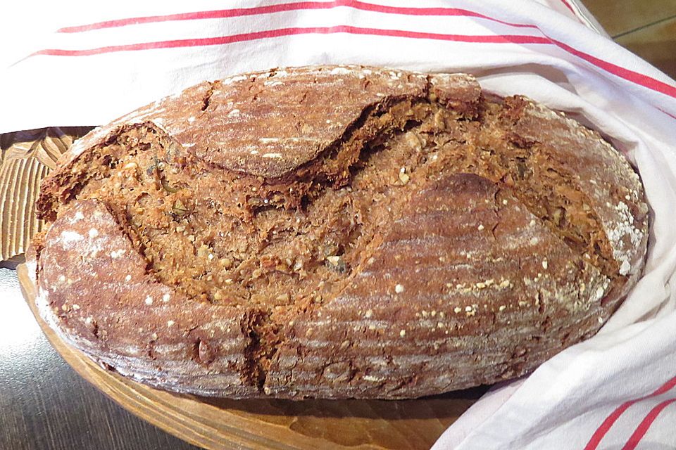 Roggenschrotbrot mit Nüssen