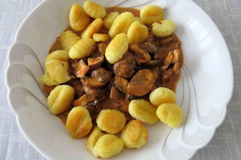 Gnocchi mit tomatisierten Champignons