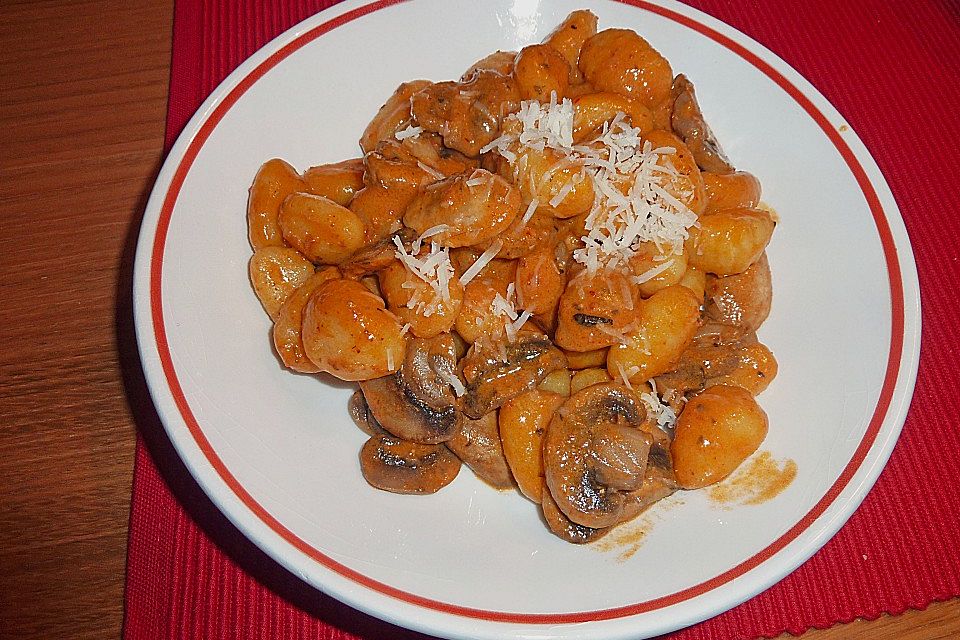 Gnocchi mit tomatisierten Champignons