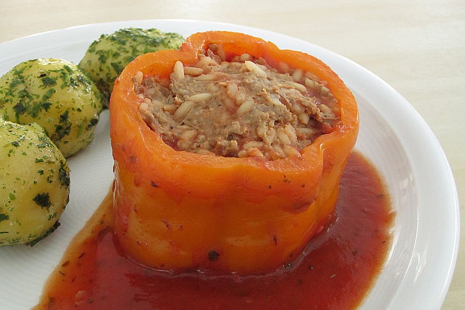 Gefüllte Paprika mit Tomatensoße