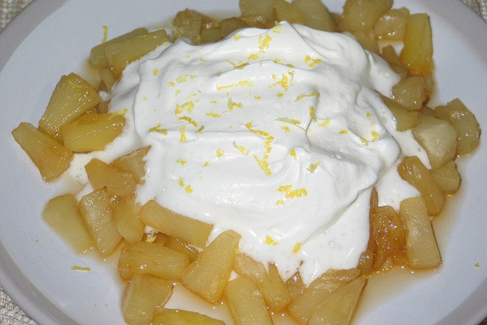 Gebratene Ananas mit Zitronensahne