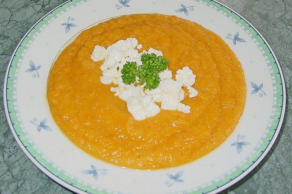 Möhrensuppe mit Fetastückchen