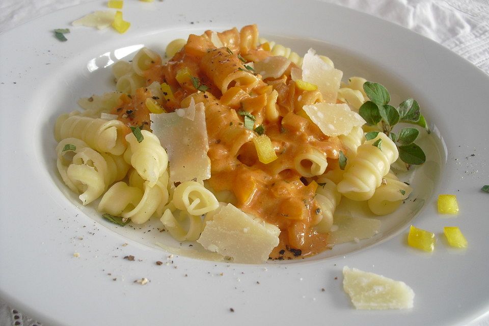 Nudeln mit Paprika-Sahnesauce