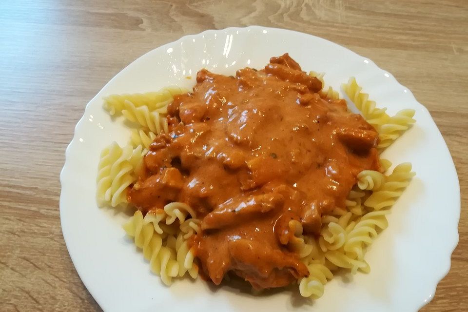 Hähnchenbrustfilet, geschnetzelt in Pfefferrahmsauce