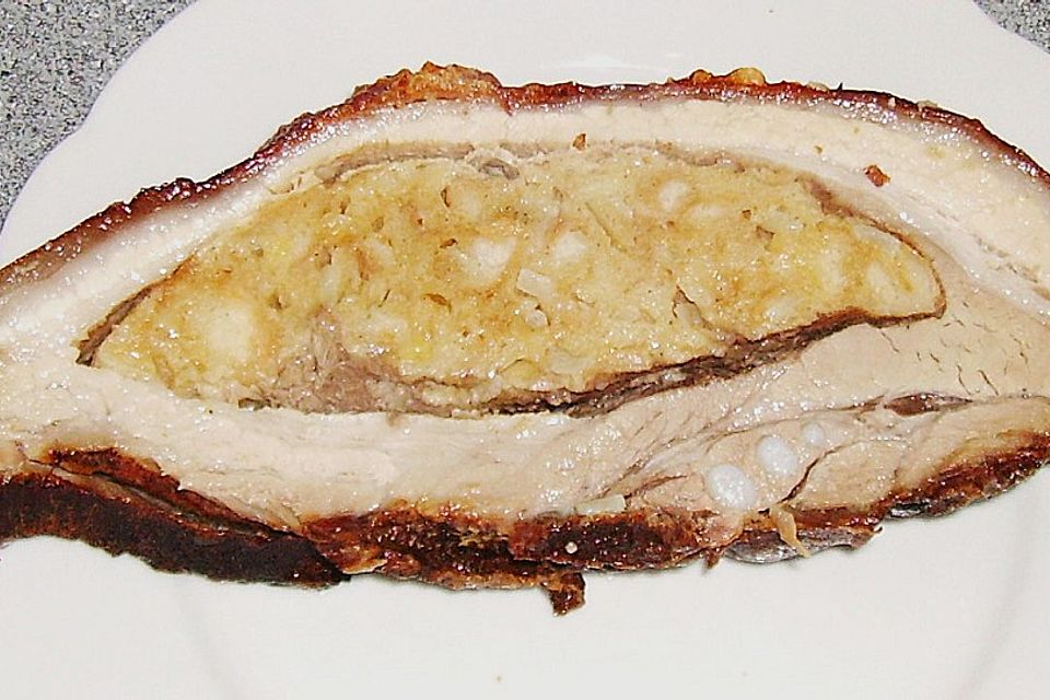 Schweinebauch mit pikanter Semmelfülle