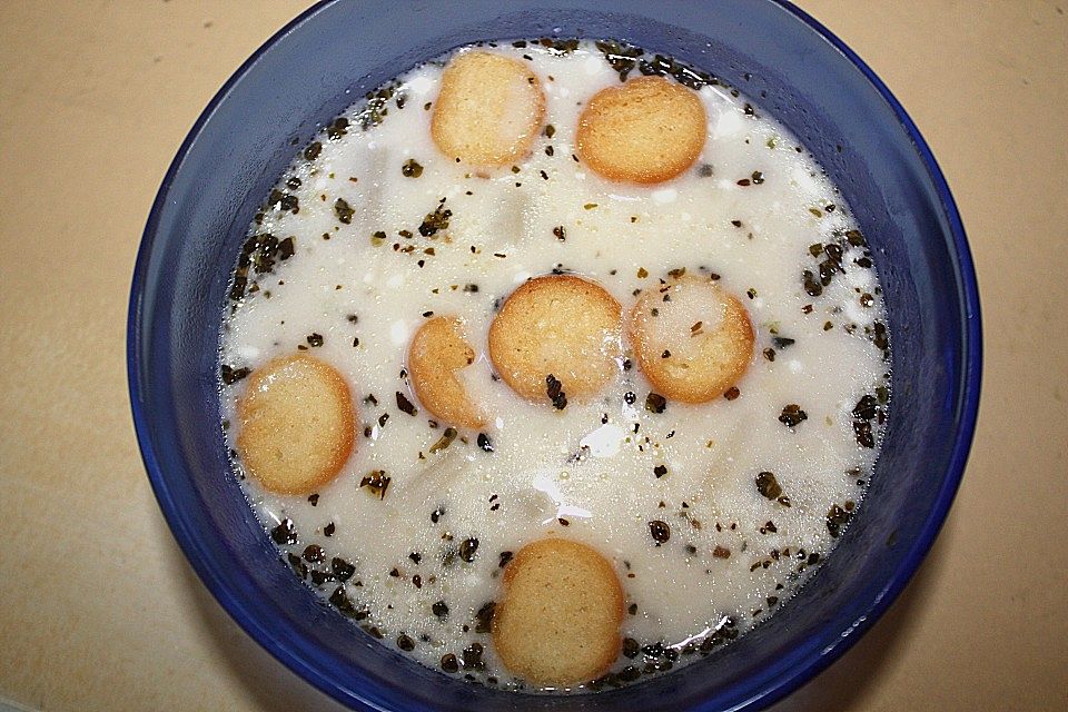 Spargelsuppe mit Räucherlachs