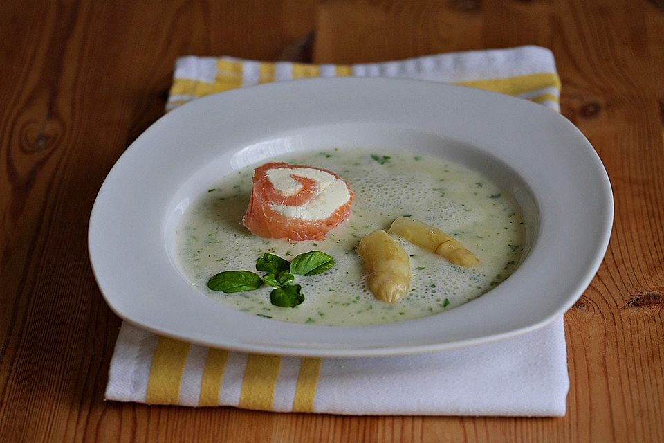 Spargelsuppe mit Räucherlachs