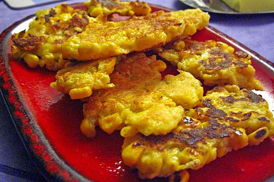 Maisplätzchen mit Rotkohlsalat