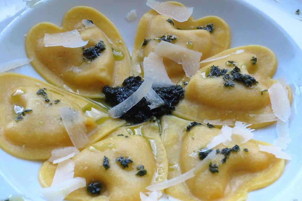 Ravioli mit Trüffel - Käsefüllung