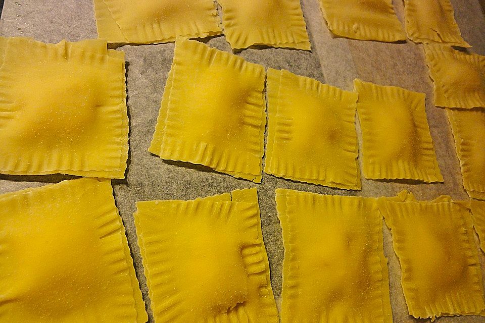 Ravioli mit Trüffel - Käsefüllung